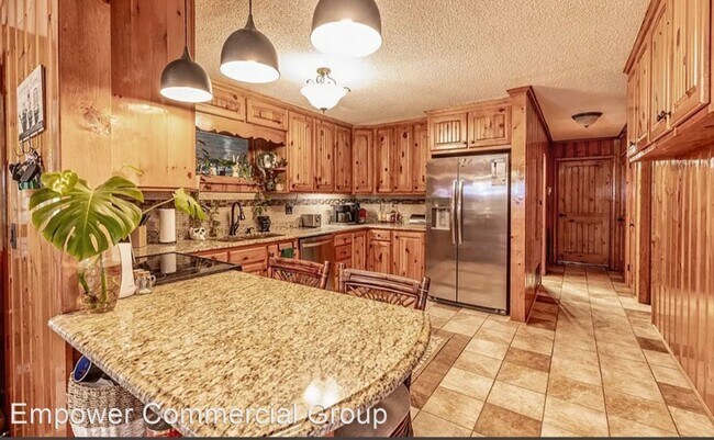 Building Photo - Look at this Rustic Beauty