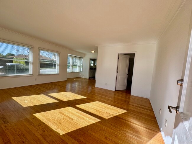 Building Photo - 6122 S Fairfax Ave