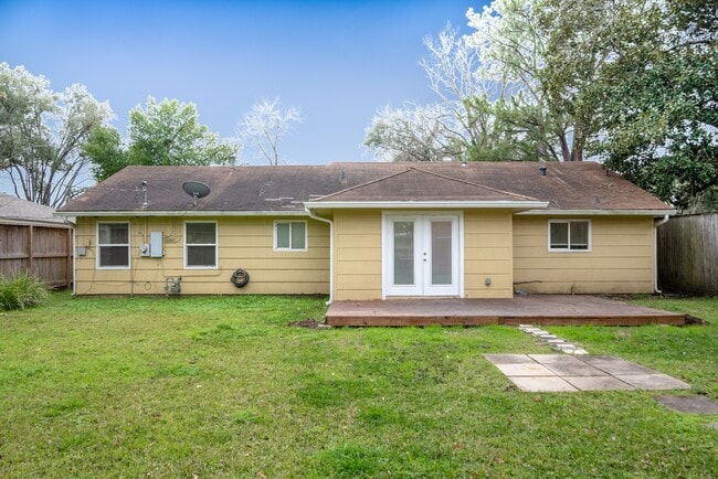 Building Photo - 9718 Pine Lake Dr