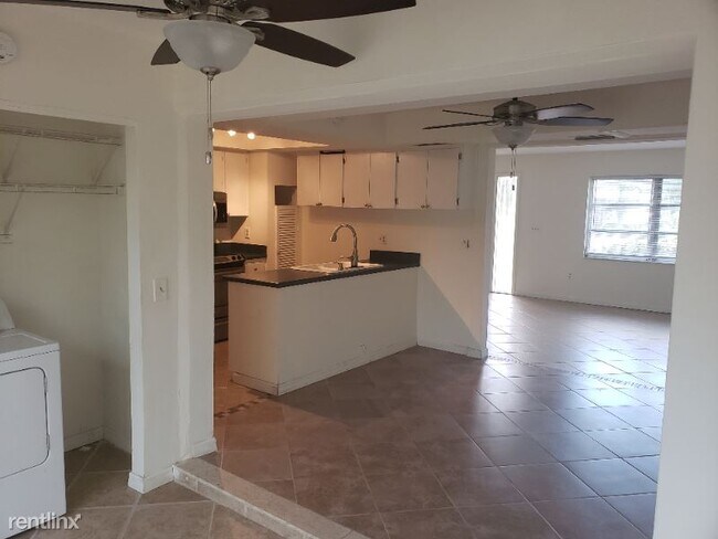 Foto del edificio - 3 br, 1.5 bath Townhome - 4915 Catalina Dr