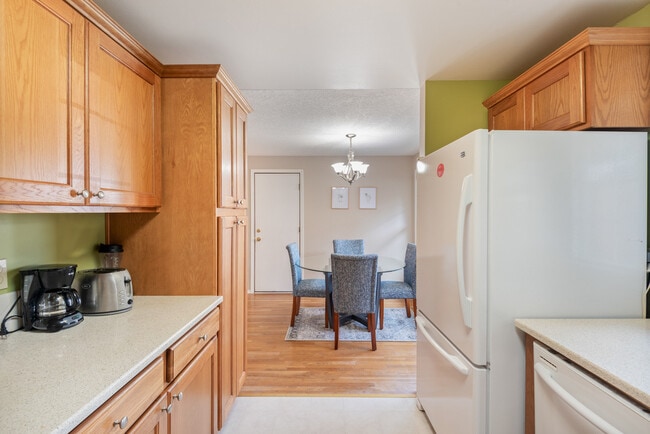 Building Photo - 5330 SW Mayfair Ct