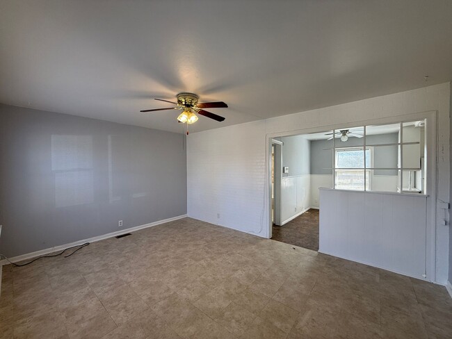 Building Photo - Discover this lovely 3 bedroom home in NW ...
