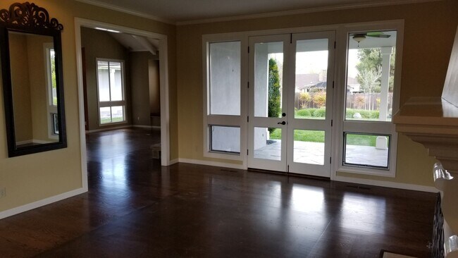 Foto del edificio - Gorgeous, Corner Lot with all the extras.