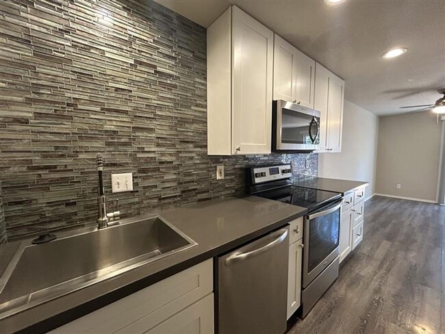 Building Photo - 2 Bed 1.5 Townhouse in South Salem w/Fence...