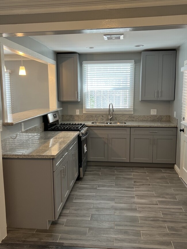 Cocina remodelada con estufa - 3332-3336 Stocker St