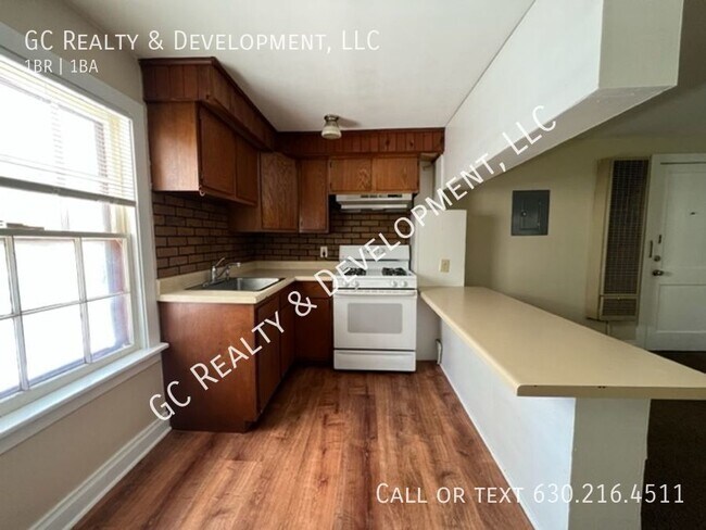 Foto del edificio - *** EXCELLENT CRYSTAL LAKE LOCATION / 1 BD...