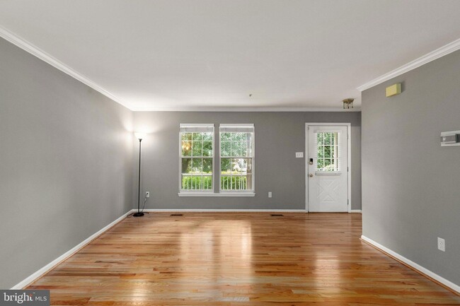 Foto del edificio - 302 Honey Locust Ct