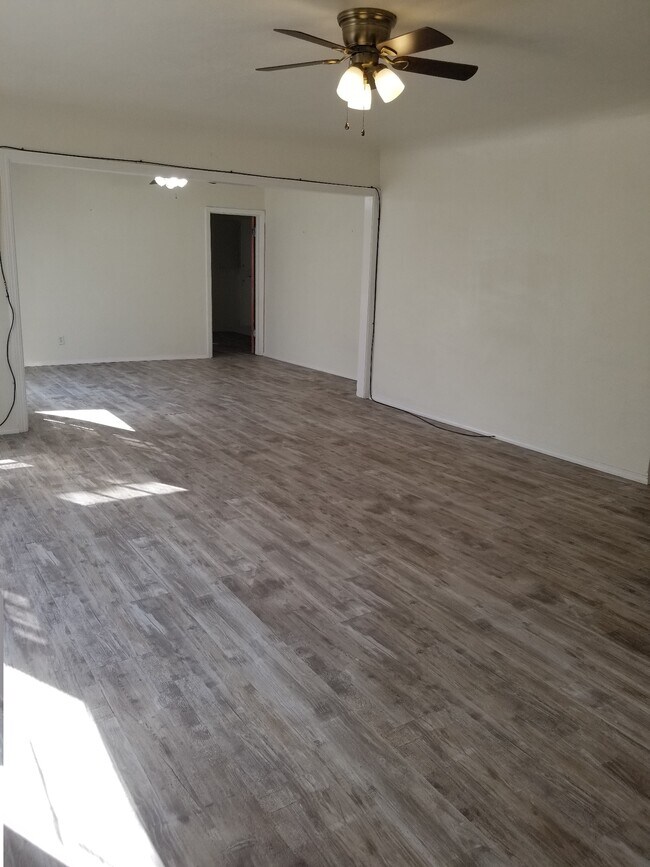 Building Photo - 704 Elma Dr
