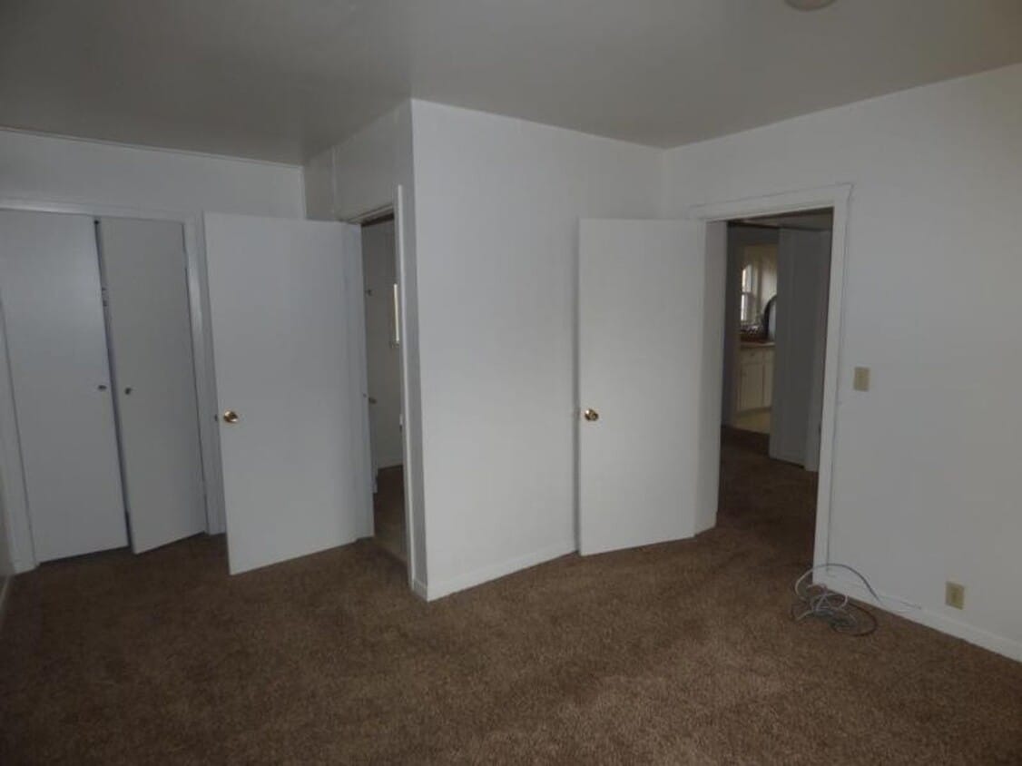 Building Photo - 1 Bedroom Apt in town. Water and trash included