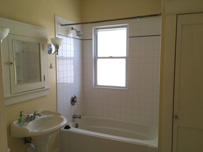 Baño principal - 3333 N Newhall St