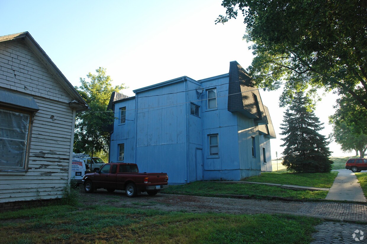Building Photo - 702 E 9th St