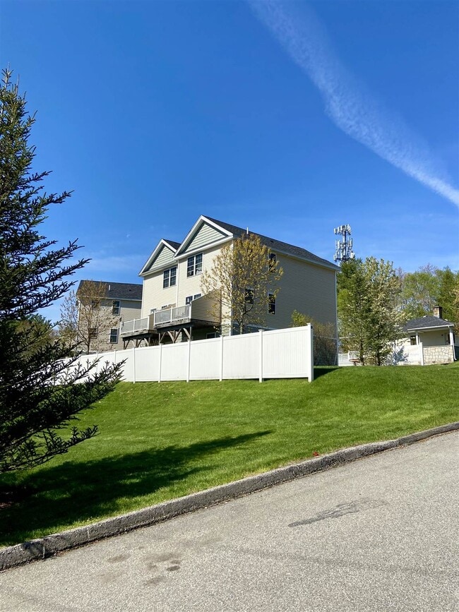 Building Photo - 609 Holt Ave