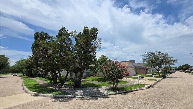 Foto del edificio - 6634 Briar Glade Dr