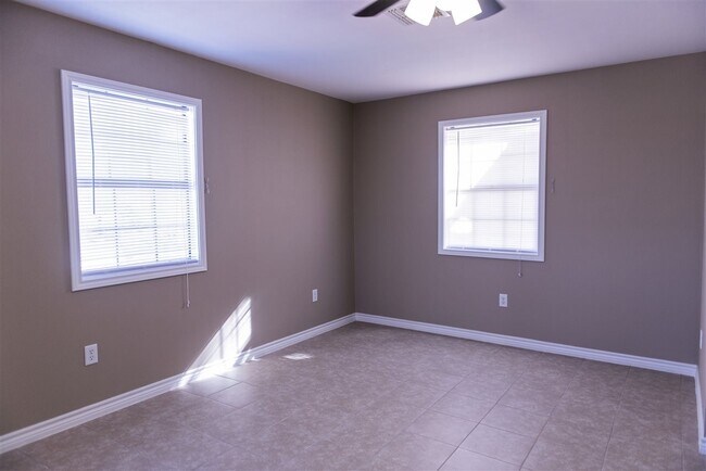 Foto del edificio - 420 E Saunders St