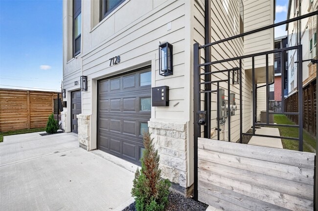 Building Photo - 712 Delano St