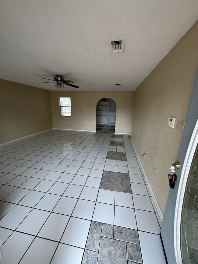 Foto del edificio - AVAILABLE NOW!!!