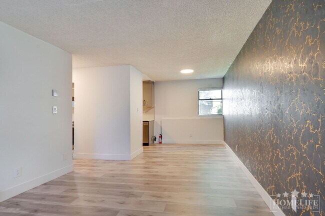 Photo du bâtiment - Creekside Place – Updated 2-Bed Ground Flo...