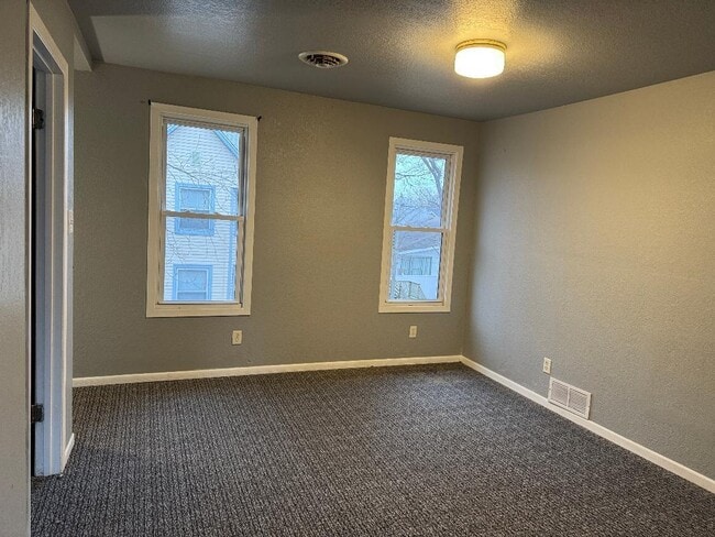 Foto del edificio - 348 S Rosewood Ave