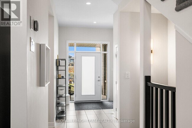 Photo du bâtiment - 800 Solarium Ave