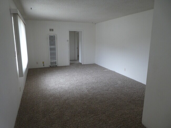 Building Photo - 3060 Luna Dr