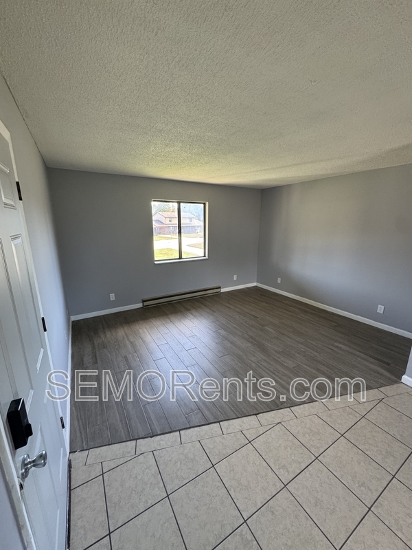Primary Photo - 315 East Ln