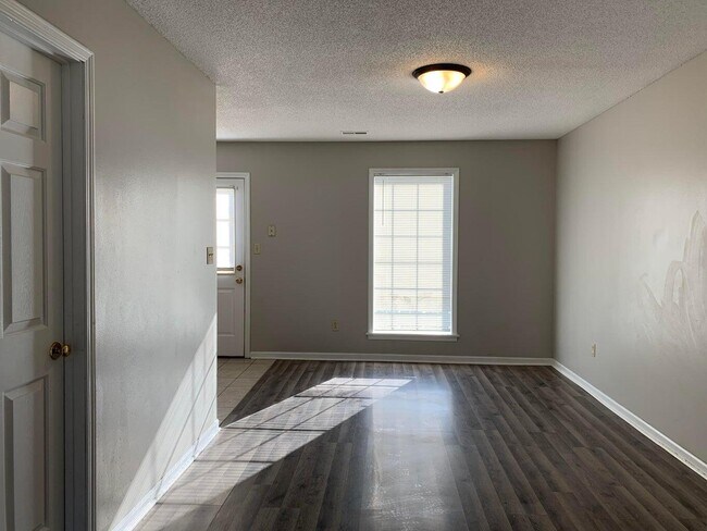 Building Photo - 2119 Live Oak Ln