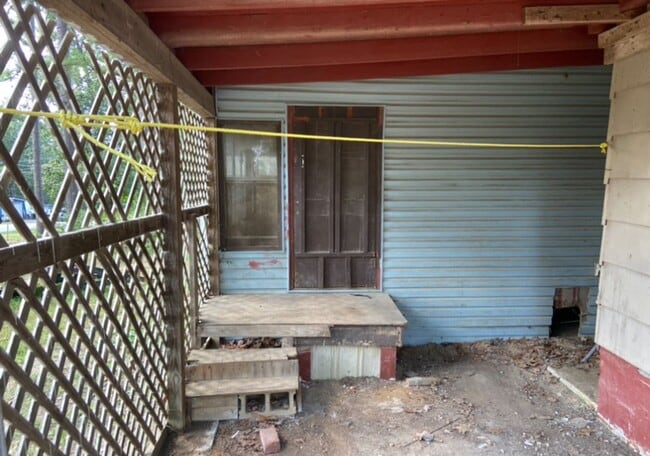 Building Photo - Indian Hills! - $290 Month / 500 Down