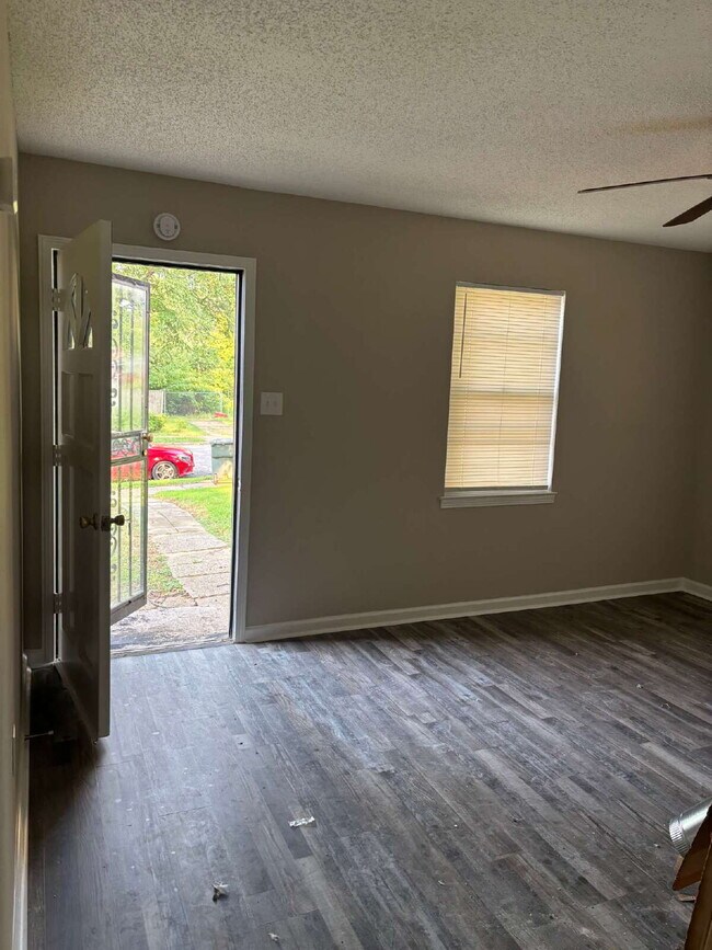Foto del edificio - "Charming 3-Bedroom Retreat on Suncrest Drive with Gleaming Hardwood Floors!"