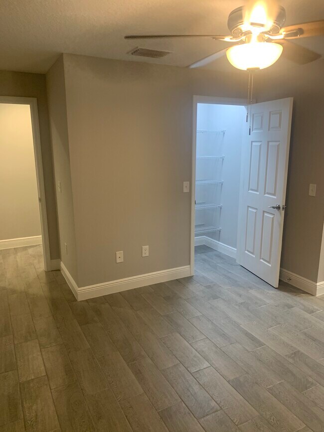 Dormitorio principal con armario para ropa blanca - 2107 Waitman Ave