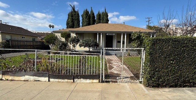 Duplex front house with large yard - 1501 Abbot Ave