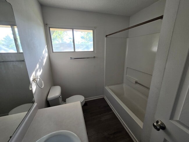 Building Photo - 4 bedroom 2 bath house