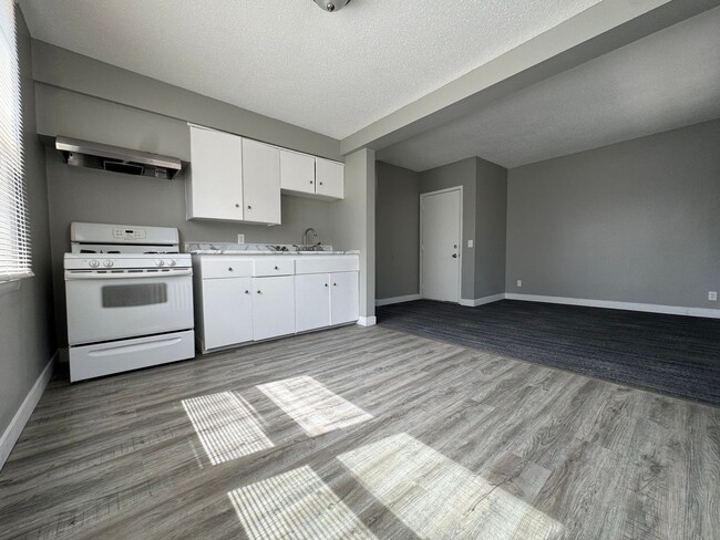 Building Photo - 1727 Reaney Ave E