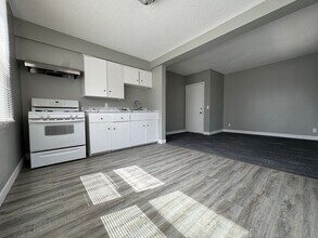 Building Photo - 1727 Reaney Ave E
