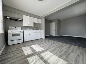 Building Photo - 1727 Reaney Ave E