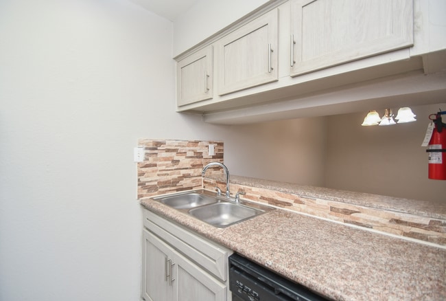 122775-DSC_3880.jpg - 7637 Harwin