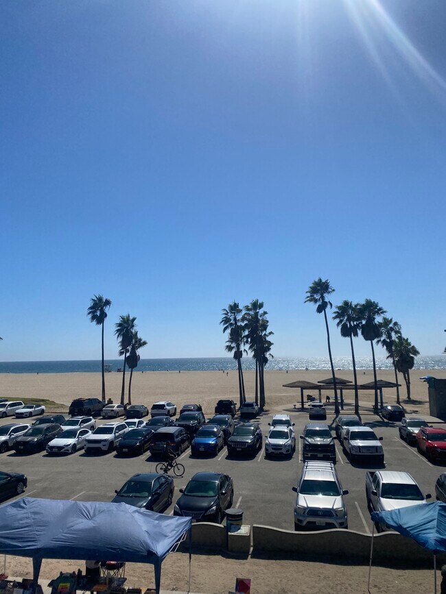 Building Photo - 313 Ocean Front Walk