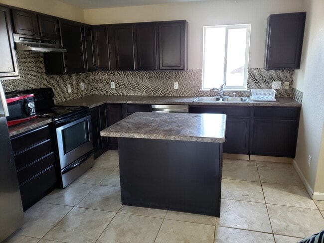Roomy kitchens storage - 206 Prairie Ave