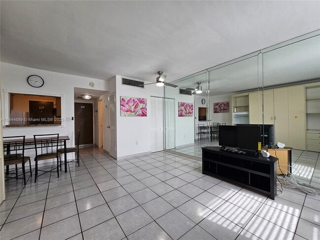 Building Photo - 2899 Collins Ave