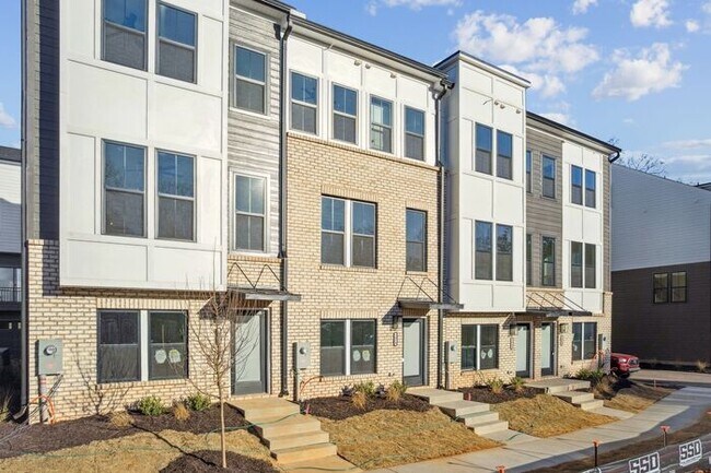 Foto del edificio - High-End 2BR Townhome | Rooftop Terrace + 2-Car Garage | 24-Unit Commnity