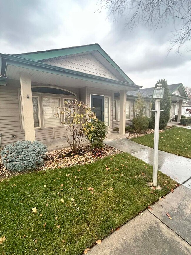 Foto del edificio - Spacious Duplex with 3-Car Garage & Private Patio!