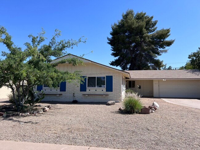 Foto del edificio - 3015 E Desert Cove Ave
