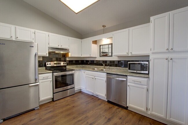 Foto del edificio - Available 12/1 is well-kept end unit 2 Bedroom 2 Bath twin home in Eden Prairie!