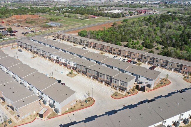 Building Photo - 2 Bed / 2 Bath Townhome Near Edmond Universities – $1,006