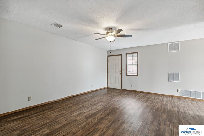 Building Photo - 3 bedroom 2 bath duplex - Derby Schools