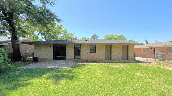 Building Photo - 418 Stroll Dr