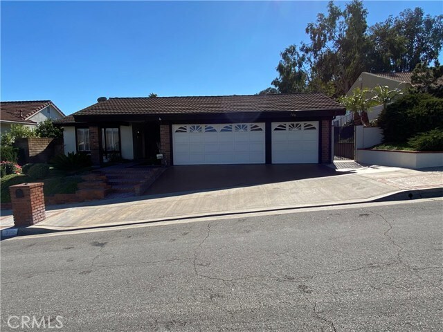 Building Photo - 320 E Country Hills Dr