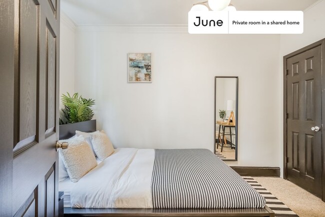 Foto del edificio - Private bedroom in 5 bed/1 bath Home