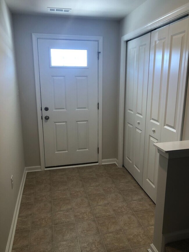 Foto del edificio - Beautiful 3- Bedroom Townhome For Rent in ...