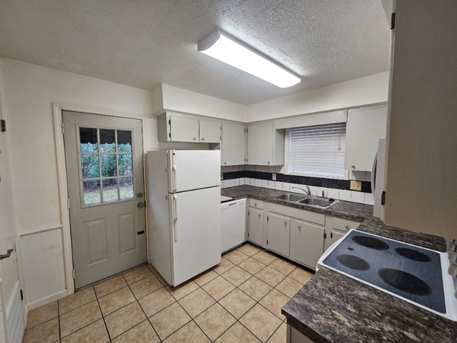 Building Photo - 1926 Martin St