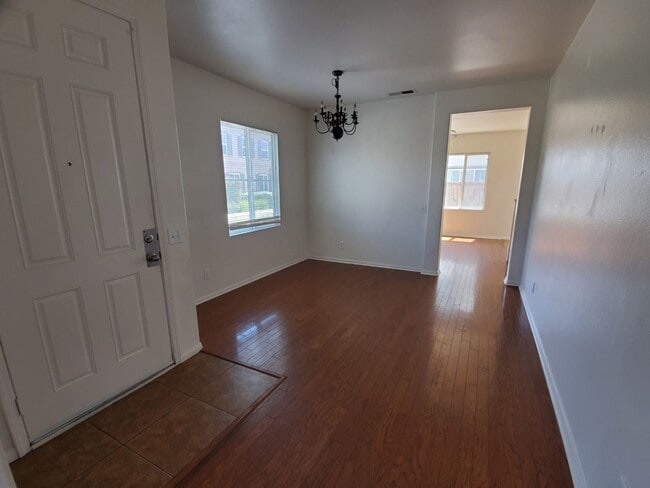 Building Photo - 3 bed/ 2.5 bath house 1,955 sqft